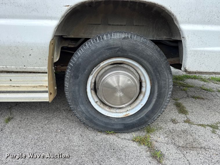 image for item ET6310 2003 Ford E350 van