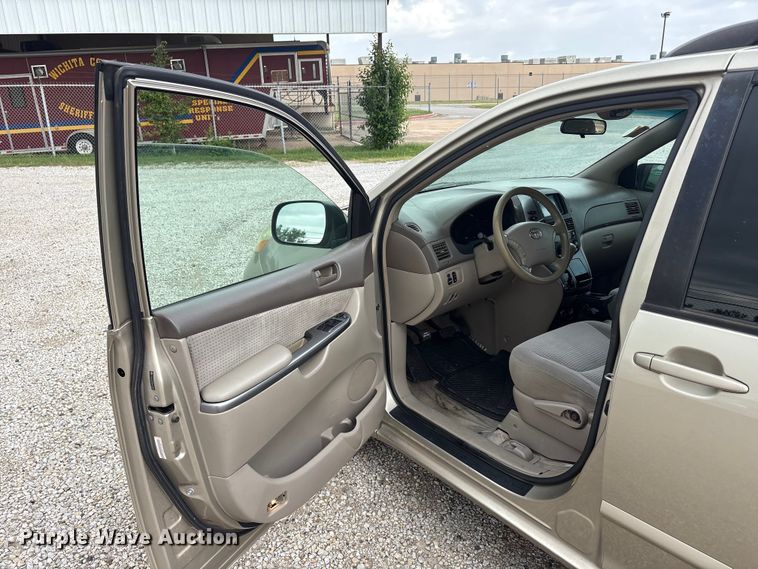 image for item EU5633 2006 Toyota Sienna van