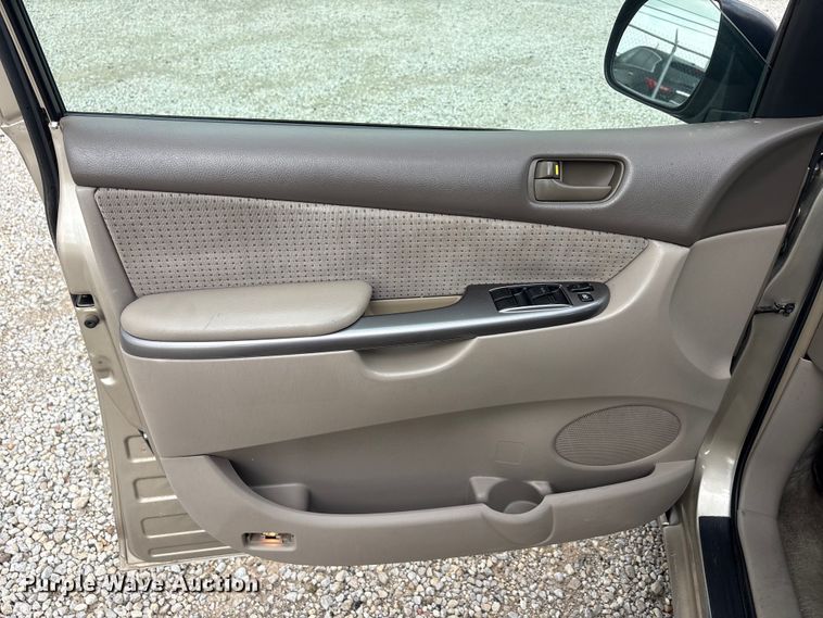 image for item EU5633 2006 Toyota Sienna van