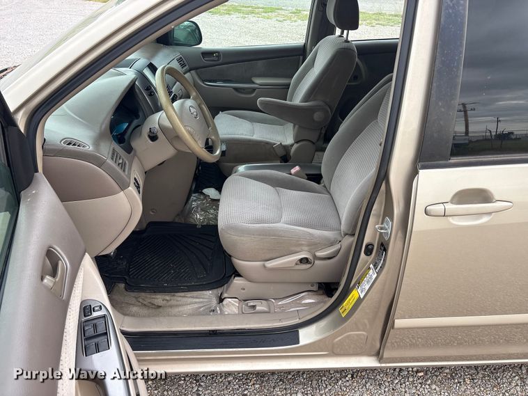 image for item EU5633 2006 Toyota Sienna van