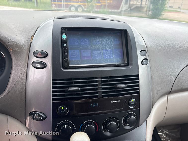 image for item EU5633 2006 Toyota Sienna van