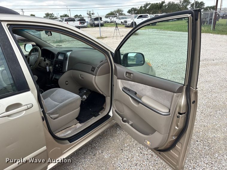 image for item EU5633 2006 Toyota Sienna van