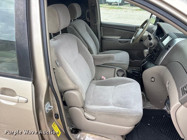 image for item EU5633 2006 Toyota Sienna van