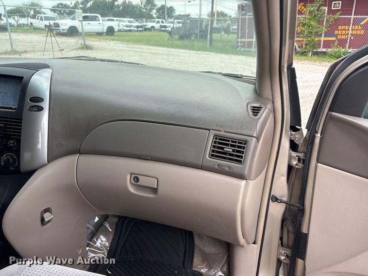 image for item EU5633 2006 Toyota Sienna van