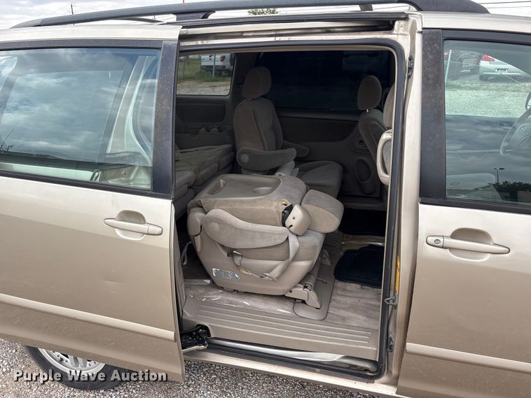 image for item EU5633 2006 Toyota Sienna van