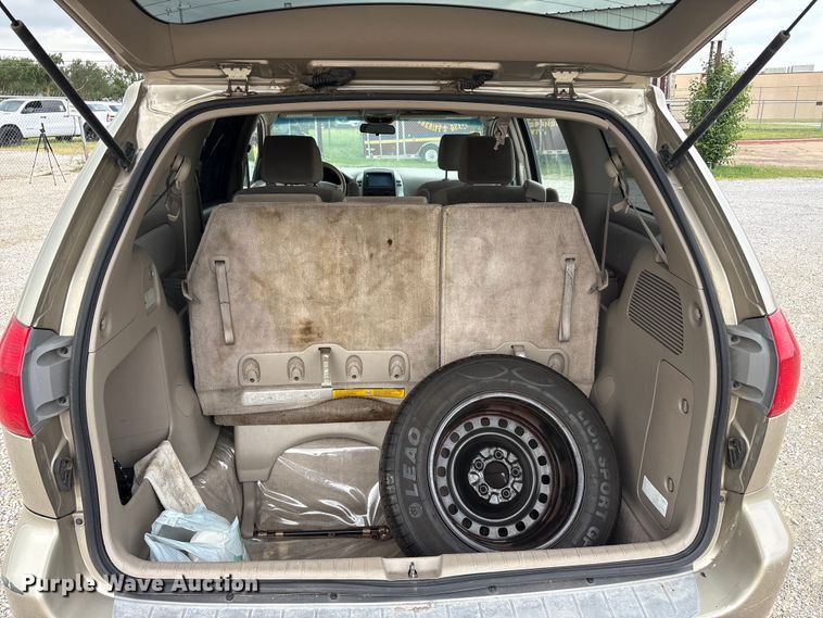 image for item EU5633 2006 Toyota Sienna van