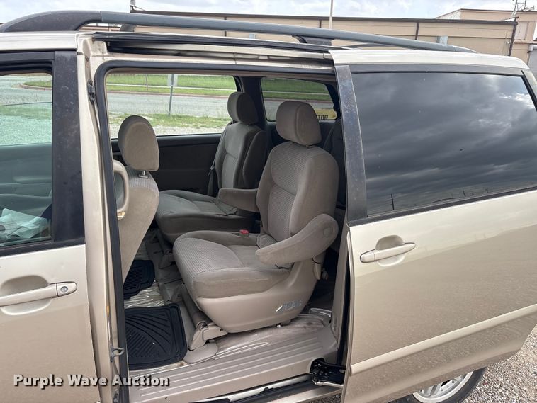 image for item EU5633 2006 Toyota Sienna van