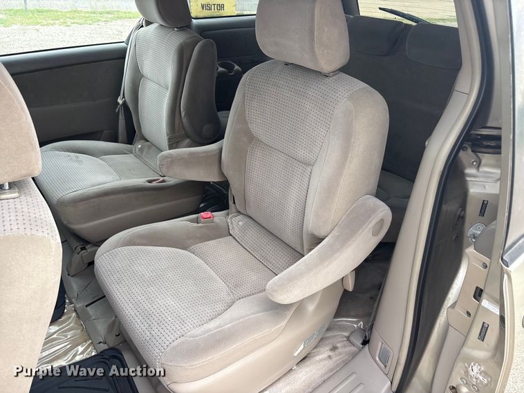 image for item EU5633 2006 Toyota Sienna van