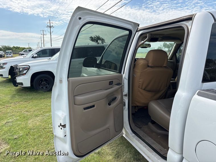 image for item EU5641 2006 Chevrolet Silverado 1500 Crew Cab pickup truck
