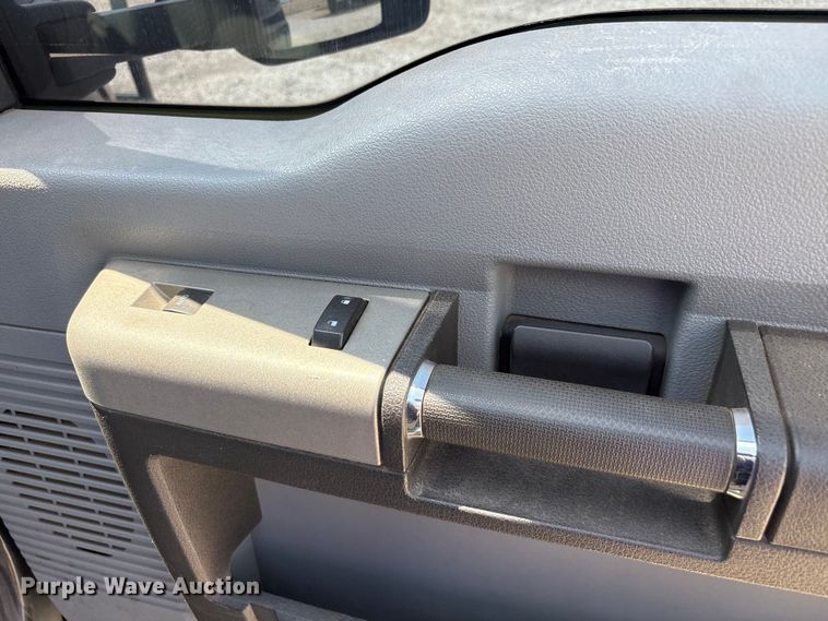 image for item EU5657 2015 Ford F250 Super Duty Crew Cab pickup truck