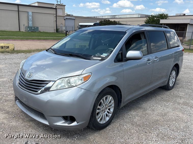 image for item EU5662 2013 Toyota Sienna van