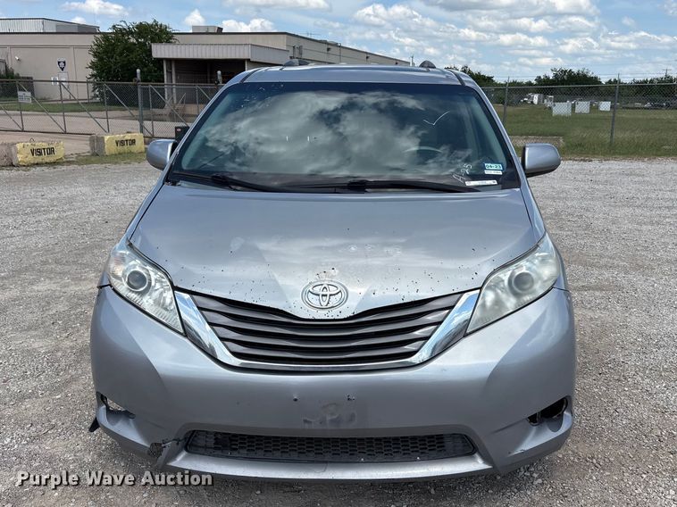 image for item EU5662 2013 Toyota Sienna van