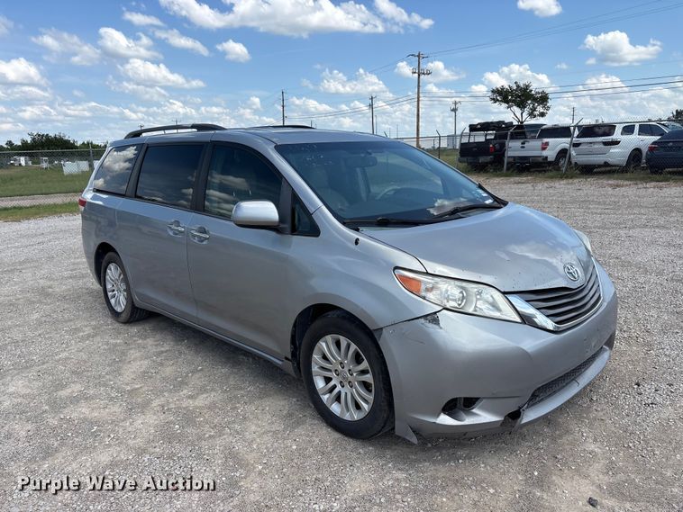 image for item EU5662 2013 Toyota Sienna van