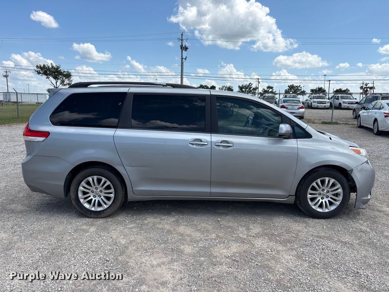 image for item EU5662 2013 Toyota Sienna van