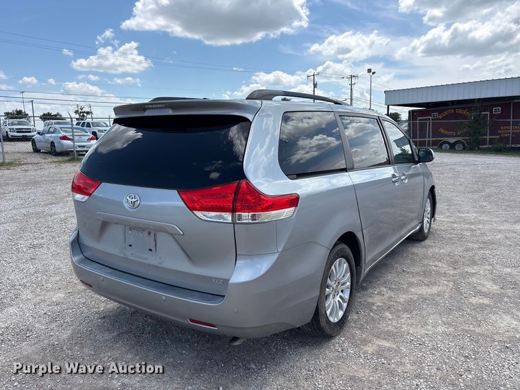 image for item EU5662 2013 Toyota Sienna van
