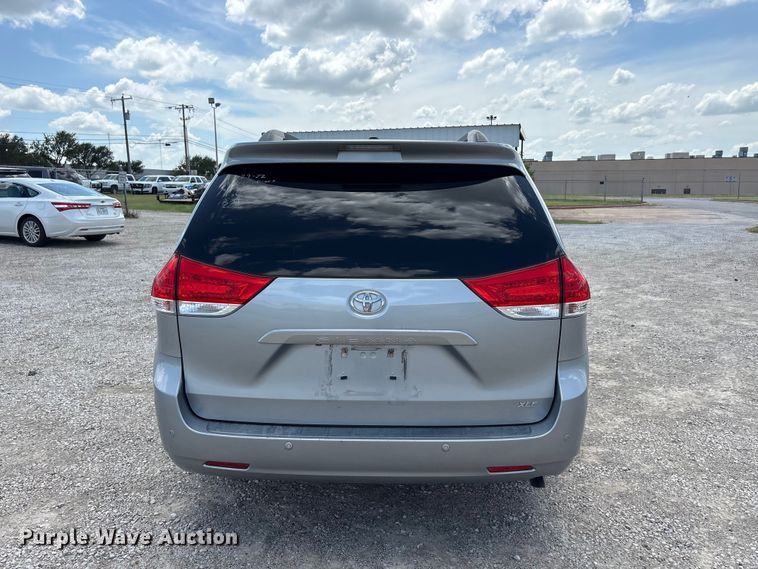 image for item EU5662 2013 Toyota Sienna van