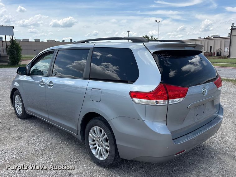 image for item EU5662 2013 Toyota Sienna van