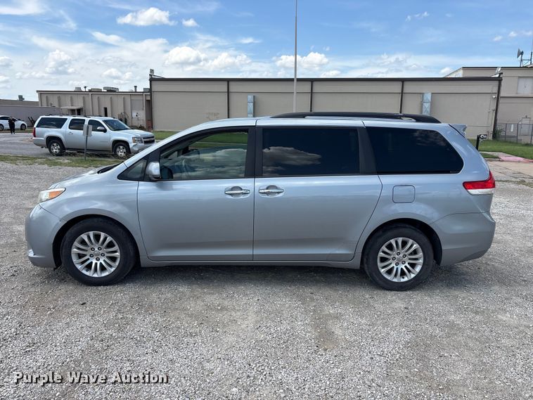 image for item EU5662 2013 Toyota Sienna van