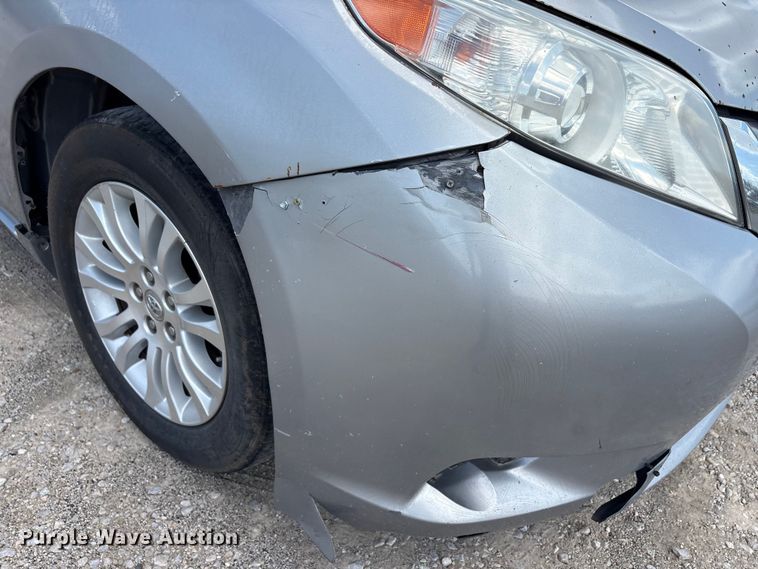 image for item EU5662 2013 Toyota Sienna van
