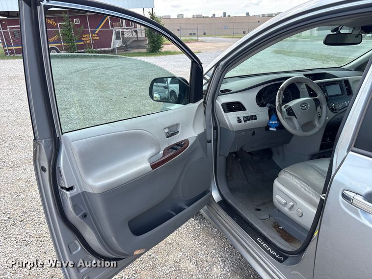 image for item EU5662 2013 Toyota Sienna van