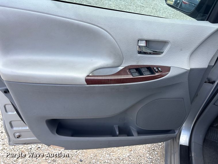 image for item EU5662 2013 Toyota Sienna van