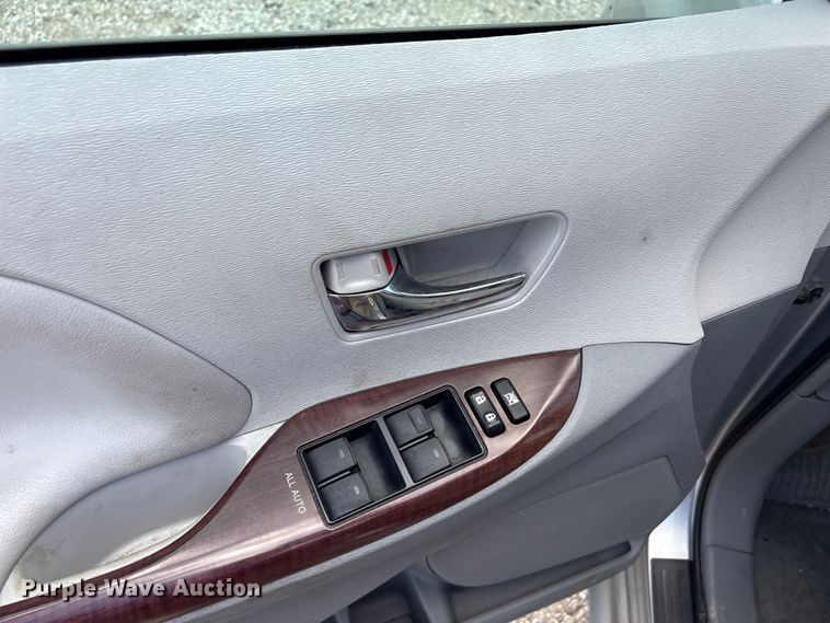 image for item EU5662 2013 Toyota Sienna van