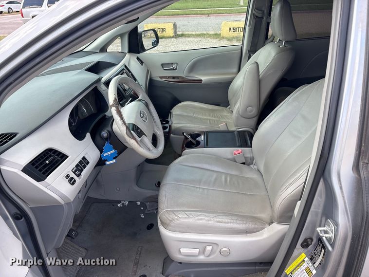 image for item EU5662 2013 Toyota Sienna van