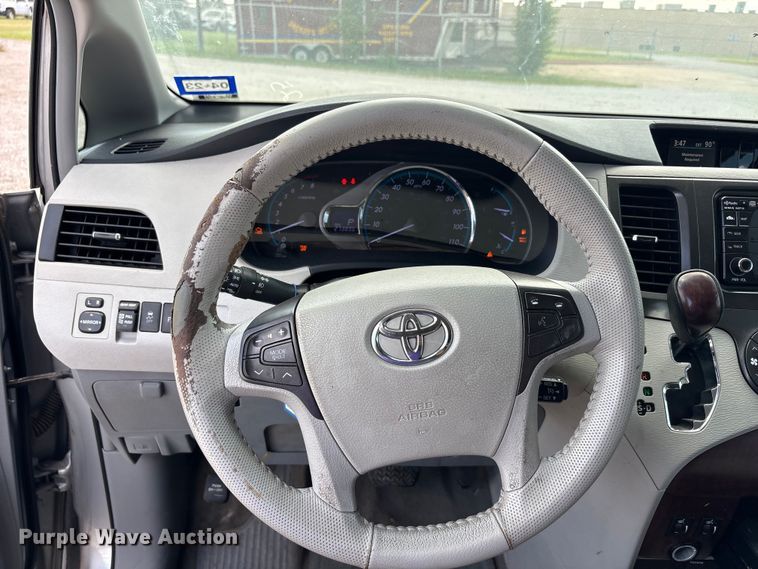 image for item EU5662 2013 Toyota Sienna van