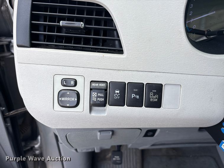 image for item EU5662 2013 Toyota Sienna van
