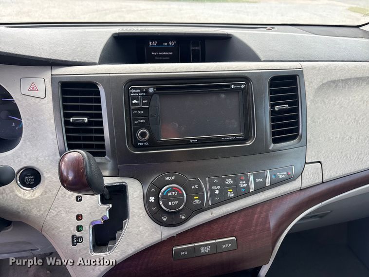image for item EU5662 2013 Toyota Sienna van
