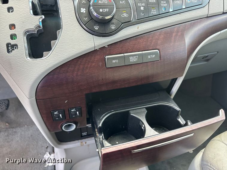 image for item EU5662 2013 Toyota Sienna van