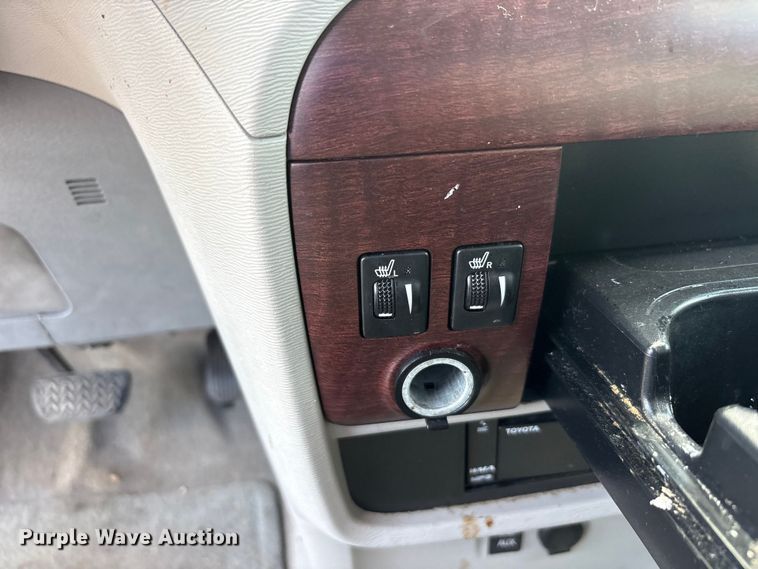 image for item EU5662 2013 Toyota Sienna van