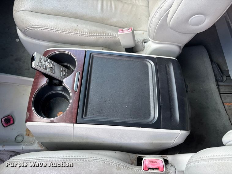 image for item EU5662 2013 Toyota Sienna van