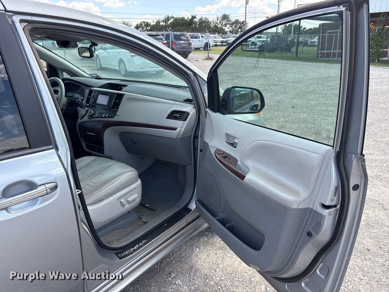 image for item EU5662 2013 Toyota Sienna van
