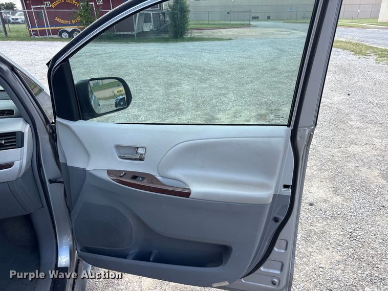 image for item EU5662 2013 Toyota Sienna van
