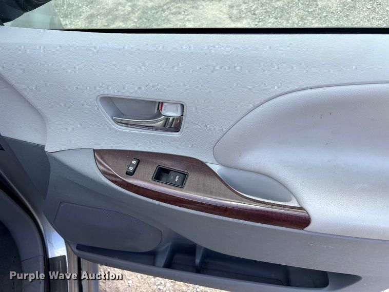 image for item EU5662 2013 Toyota Sienna van
