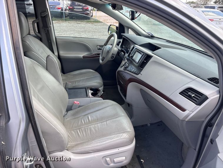 image for item EU5662 2013 Toyota Sienna van