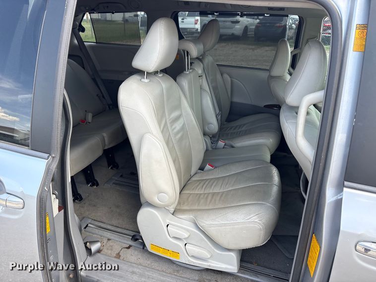 image for item EU5662 2013 Toyota Sienna van