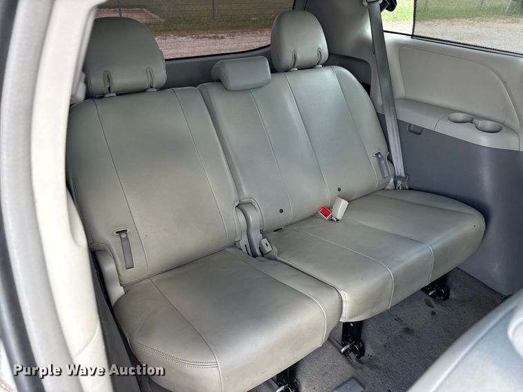image for item EU5662 2013 Toyota Sienna van