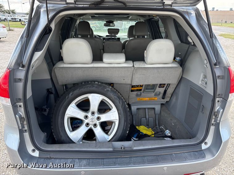 image for item EU5662 2013 Toyota Sienna van