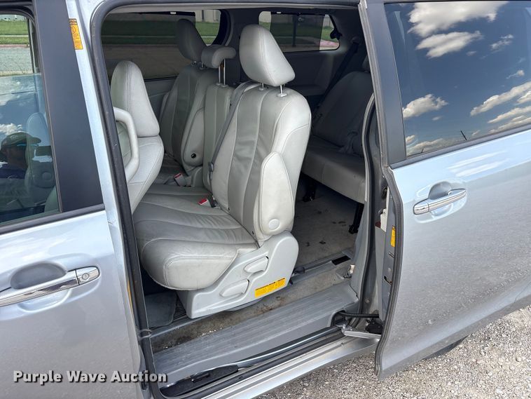 image for item EU5662 2013 Toyota Sienna van