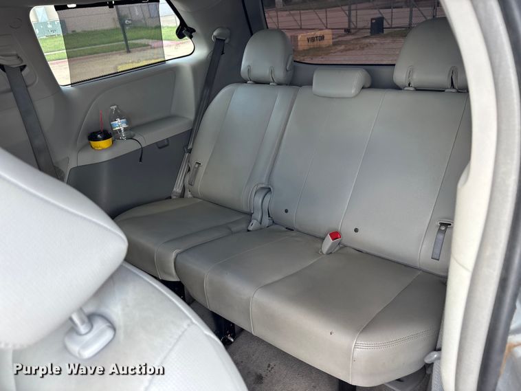 image for item EU5662 2013 Toyota Sienna van