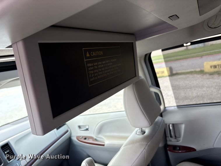 image for item EU5662 2013 Toyota Sienna van