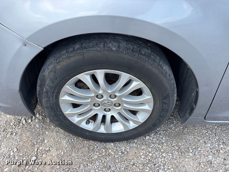 image for item EU5662 2013 Toyota Sienna van