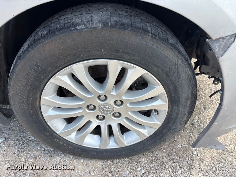 image for item EU5662 2013 Toyota Sienna van