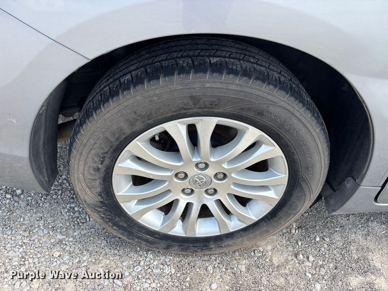 image for item EU5662 2013 Toyota Sienna van