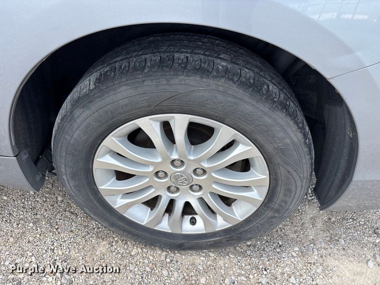 image for item EU5662 2013 Toyota Sienna van