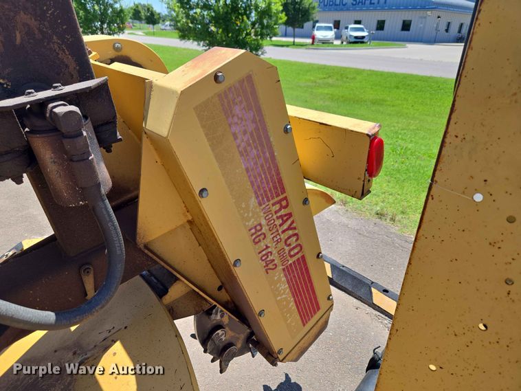 image for item EW0270 2000 Rayco Mfg Inc stump grinder