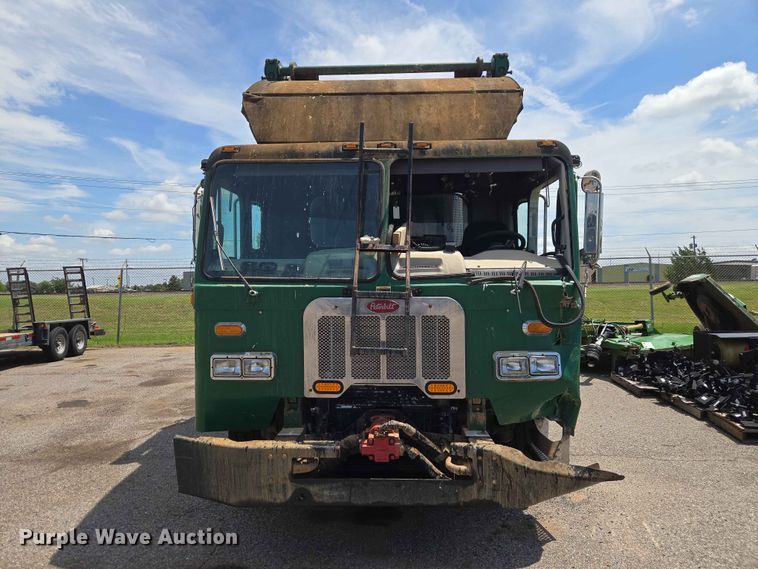 image for item EW0272 2018 Peterbilt 320 refuse truck