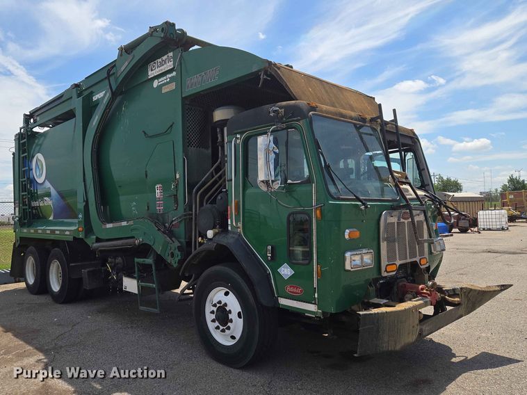 image for item EW0272 2018 Peterbilt 320 refuse truck